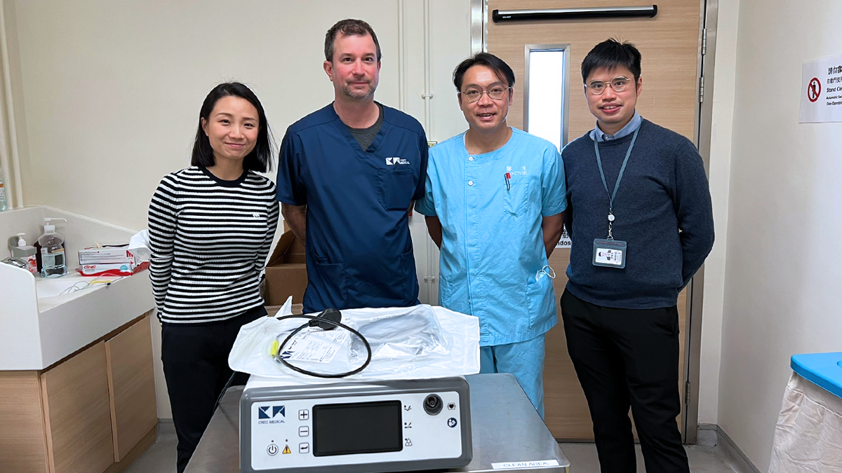 Dr. Chu en Dr. Yip met Creo-medewerkers na het voltooien van de eerste Speedboat UltraSlim-casussen in APAC